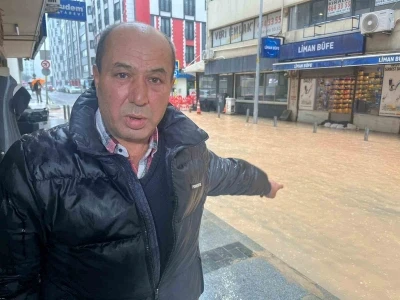 İzmir&rsquo;de sağanak yağış: Bazı cadde ve sokaklar g&ouml;le d&ouml;nd&uuml;, ekipler su tahliye &ccedil;alışmaları y&uuml;r&uuml;tt&uuml;
