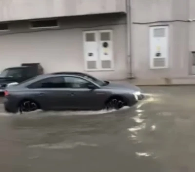 İzmir&rsquo;de sağanak yağış hayatı olumsuz etkiledi
