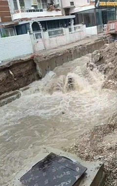 İzmir’de sağanak yağış hayatı olumsuz etkiledi
