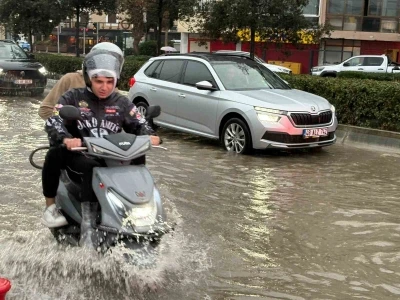 İzmir&rsquo;de sağanak yağış hayatı olumsuz etkiledi: Caddeler g&ouml;le d&ouml;nd&uuml;

