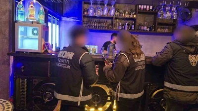 İzmir&rsquo;de sahte i&ccedil;ki operasyonu: 2 tutuklama
