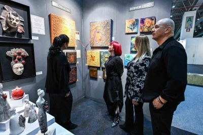 İzmir&rsquo;de sanat buluşması başladı: 120 galeri, bin 600 sanat&ccedil;ı aynı &ccedil;atı altında

