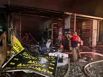 İzmir’de sanayi sitesinde yangın: 3 iş yeri kül oldu
