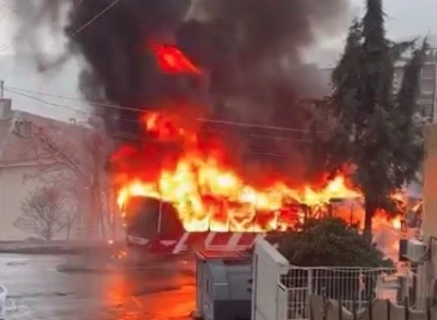 İzmir&rsquo;de seyir halindeki ESHOT otob&uuml;s&uuml; alev alev yandı
