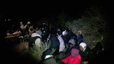 İzmir&rsquo;de SİHA ve radar destekli operasyon: 79 d&uuml;zensiz g&ouml;&ccedil;men yakalandı
