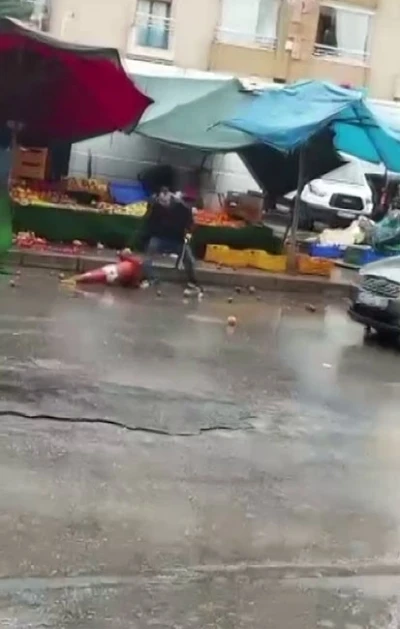 İzmir&rsquo;de sinir krizi ge&ccedil;iren manav ortalığı birbirine kattı
