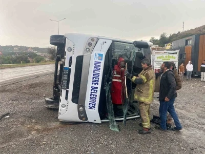 İzmir&rsquo;de sporcuları taşıyan otob&uuml;s devrildi: 4 yaralı
