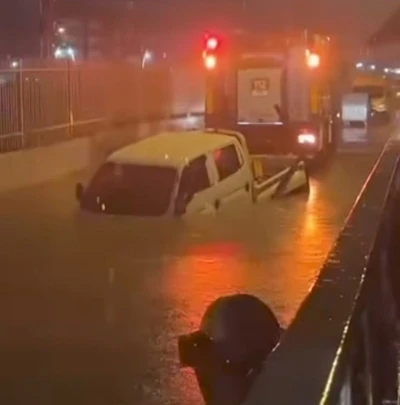 İzmir&rsquo;de suyla dolan alt ge&ccedil;itte mahsur kalan s&uuml;r&uuml;c&uuml; hayatını kaybetti
