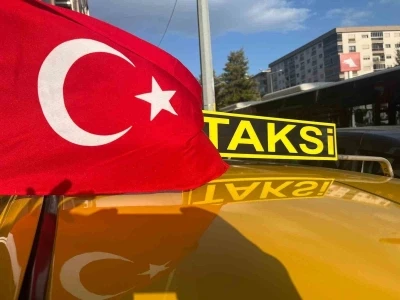 İzmir&rsquo;de taksicilerden T&uuml;rk bayraklı konvoy

