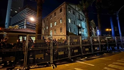 İzmir&rsquo;de tartışmalı &rsquo;Meslek Fabrikası&rsquo; demir bariyerle &ccedil;evrildi
