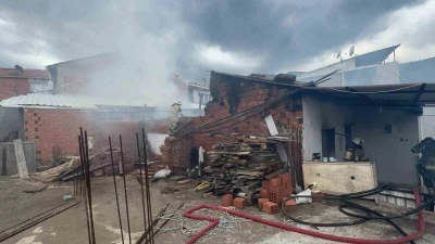 İzmir&rsquo;de tek katlı evde &ccedil;ıkan yangın korkuttu
