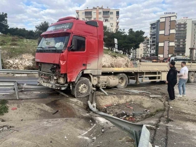 İzmir&rsquo;de tır bariyerleri aşıp karşı şeride ge&ccedil;ti
