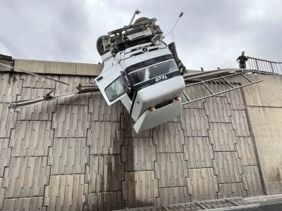 İzmir’de tır devrildi, kupası viyadükte asılı kaldı
