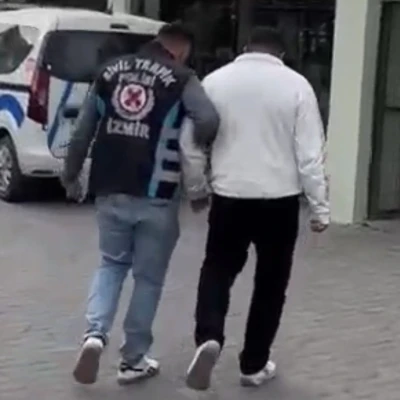 İzmir&rsquo;de trafikte aracın &ouml;n&uuml;n&uuml; kesen s&uuml;r&uuml;c&uuml;ye ağır ceza
