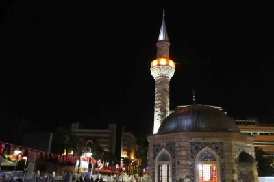 İzmir&rsquo;de t&uuml;m camilerden aynı anda sela sesi y&uuml;kseldi
