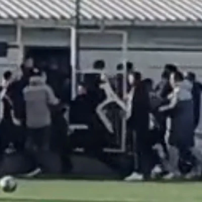 İzmir&rsquo;de U18 ma&ccedil;ında saha karıştı: Sandalyeler havada u&ccedil;uştu
