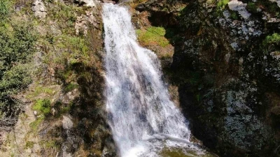 İzmir&rsquo;de yağışların ardından Sancaklı Şelalesi coştu
