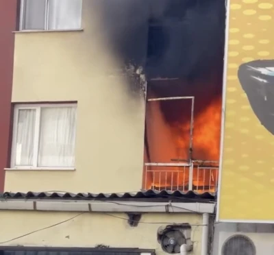 İzmir&rsquo;de yangında ev alevlere teslim oldu
