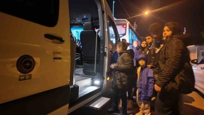 İzmir&rsquo;de yarı batık halde bulunan g&ouml;&ccedil;men botunda 1 &ccedil;ocuk hayatını kaybetti, 43 kişi kurtarıldı
