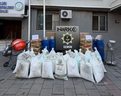 İzmir&rsquo;de zehir tacirlerine dev darbe: 11 milyondan fazla uyuşturucu hap ele ge&ccedil;irildi
