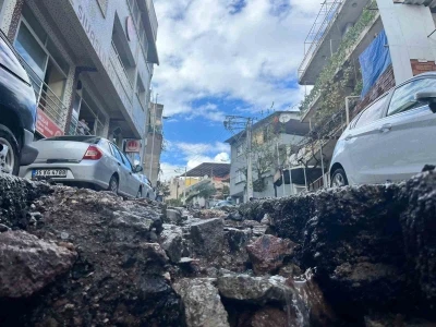 İzmir’deki sağanak bozuk yolları dere yatağına çevirdi
