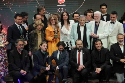 İzmir&rsquo;den y&uuml;kselen tiyatro ruhu T&uuml;rkiye&rsquo;yi bir kez daha kucakladı
