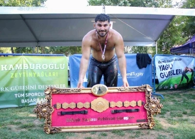 İzmir’in yağlı güreş şöleninde başpehlivan Erkan Taş oldu
