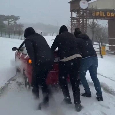 İzmir&rsquo;in y&uuml;ksek kesimlerine bayramda kar yağdı
