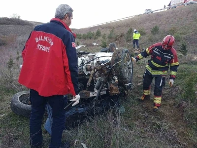 İzmir-İstanbul Otoyolu&rsquo;nda feci kaza: Otomobil şarampole yuvarlandı

