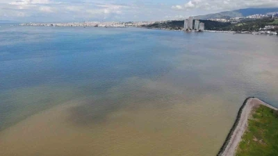 İzmir K&ouml;rfezi&rsquo;nde sağanak yağış sonrası renk değişimi
