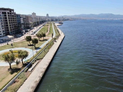 İzmir Körfezi’nin kokusu vatandaşı bezdirdi
