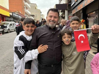 İzmirli işletmeciden 23 Nisan&rsquo;da binlerce &ccedil;ocuğa pide ve bayrak