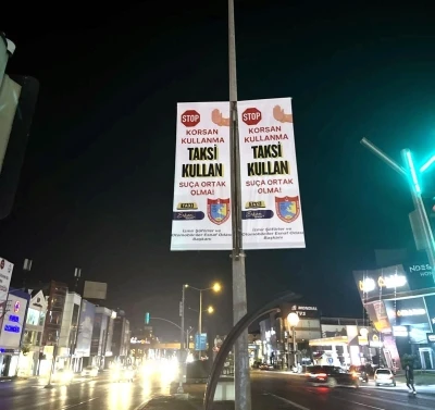 İzmirli taksiciler şehir geneline &quot;korsan kullanma&quot; afişleri astı
