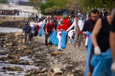 İzmirlilerden dünya rekoru için kıyı temizliği
