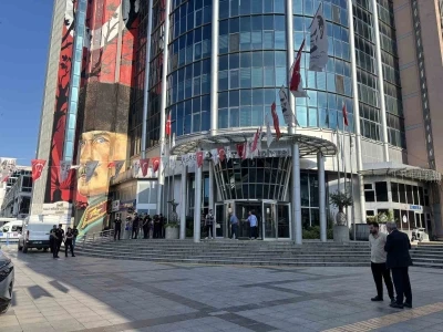 İzmit Belediyesi&rsquo;ne y&ouml;nelik "yolsuzluk" soruşturmasında belediye başkanı ve 30 ş&uuml;phelinin ifadelerine başlandı
