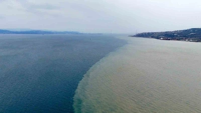 İzmit K&ouml;rfezi iki renk oldu: Derenin taşıdığı &ccedil;amur denizin rengini değiştirdi
