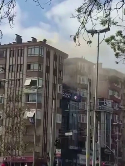 İzmit&rsquo;te 7 katlı binanın &ccedil;atısındaki bacadan &ccedil;ıkan yangın korkuttu

