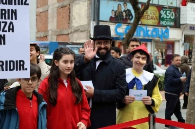 İzmit&rsquo;te edebiyat kahramanları sokaklara indi
