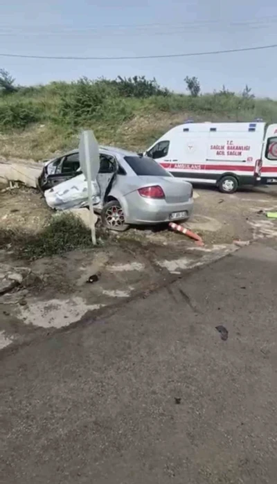 İzmit&rsquo;te otomobil ile belediye otob&uuml;s&uuml; &ccedil;arpıştı: 3 yaralı
