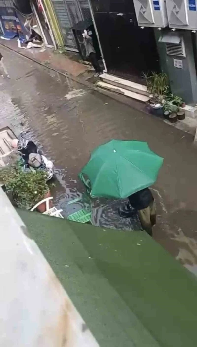 İzmit&rsquo;te sağanak vatandaşlara zor anlar yaşattı
