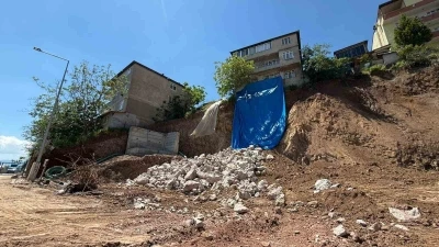 İzmit&rsquo;te temel kazısı 56 kişiyi evinden etti
