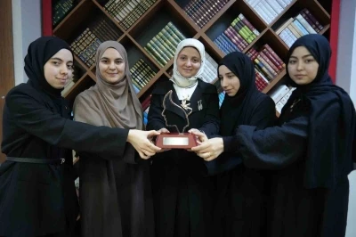 İzmitli kız &ouml;ğrenciler Arap&ccedil;a m&uuml;nazarada d&uuml;nya ikincisi oldu
