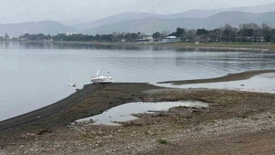 İznik G&ouml;l&uuml;&rsquo;nde kuraklık alarmı: Yağışlara rağmen &ccedil;ekilme s&uuml;r&uuml;yor
