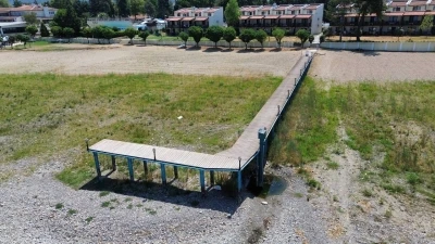 İznik Gölü’nün en büyük iskelesi karada kaldı
