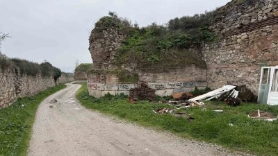 İznik&rsquo;te 2 bin yıllık surlara sprey boya ile yazılan yazılar tepki &ccedil;ekti
