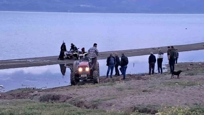 İznik&rsquo;te ATV kuma saplandı, vatandaşlar seferber oldu
