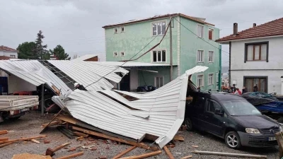 İznik&rsquo;te şiddetli fırtına evin &ccedil;atısını u&ccedil;urdu
