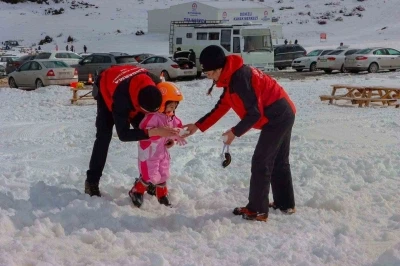 JAK şehit ve gazi &ccedil;ocuklarına kayak eğitimi verdi
