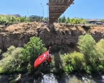 JAK timinden Muradiye Şelalesi’nde bayraklı kutlama
