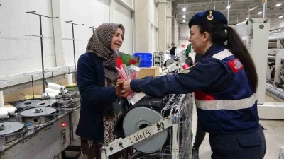 Jandarma 8 Mart Kadınlar G&uuml;n&uuml; dolayısıyla fabrika iş&ccedil;isi kadınları unutmadı
